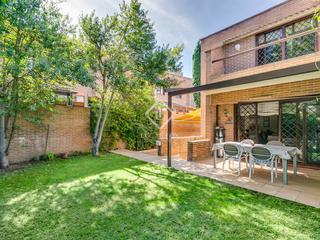 Chalet à El Soto de la Moraleja. Casa pareada con una excelente ubicación en venta en el soto de