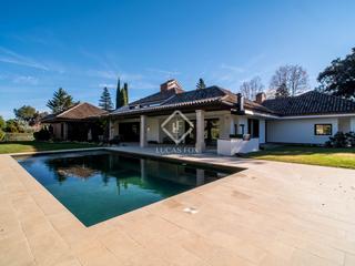 Xalet a Urbanización La Moraleja. Espectacular villa de una sola planta con una excelente reforma