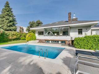 Xalet a Urbanización La Moraleja. Casa independiente a reformar con una espectacular parcela en ve