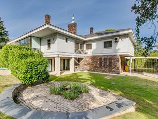 Chalet in Urbanización La Moraleja. Chalet independiente a reformar con espectacular parcela en la m