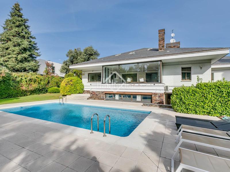 Foto a88d40e4-df16-4381-a428-52ea890e6519. Xalet amb piscina a urbanización La Moraleja La Moraleja