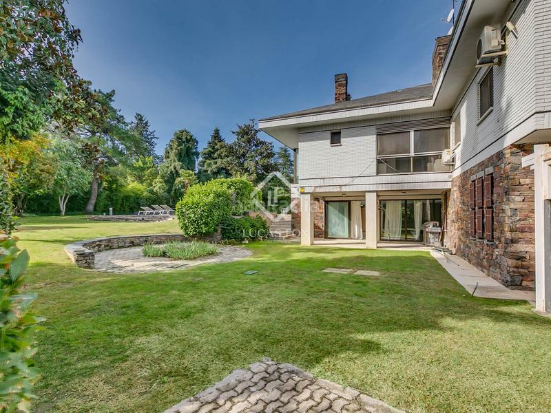 Foto b832ddcf-fba7-4c9b-b21b-2f4df8e2dc47. Xalet amb piscina a urbanización La Moraleja La Moraleja