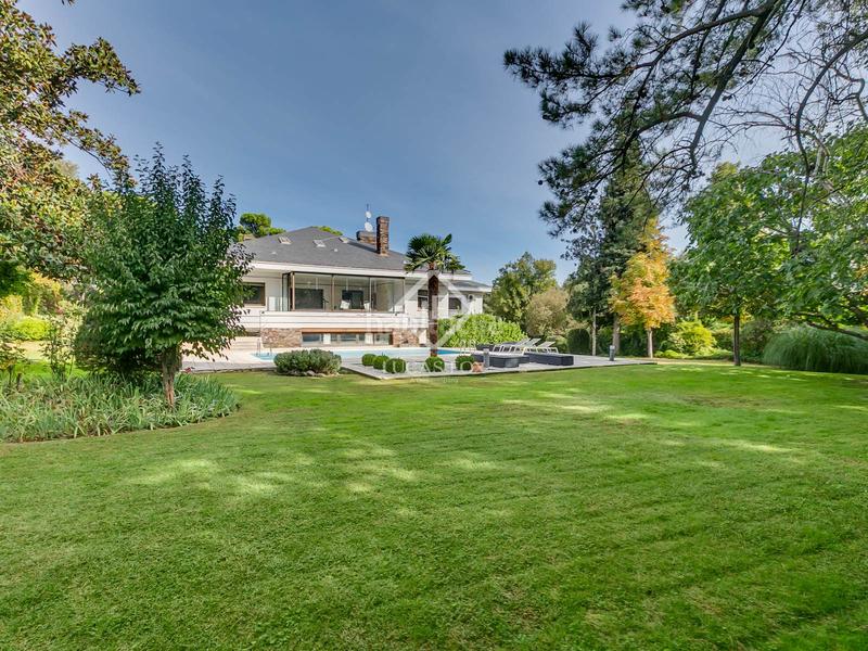 Foto b9e2581d-0b59-4489-87e1-d346a541be9c. Xalet amb piscina a urbanización La Moraleja La Moraleja