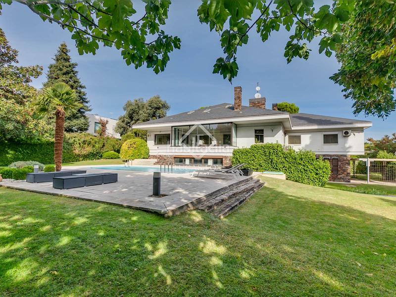 Foto e45cea21-cced-4539-8aee-295a1d505b1a. Xalet amb piscina a urbanización La Moraleja La Moraleja