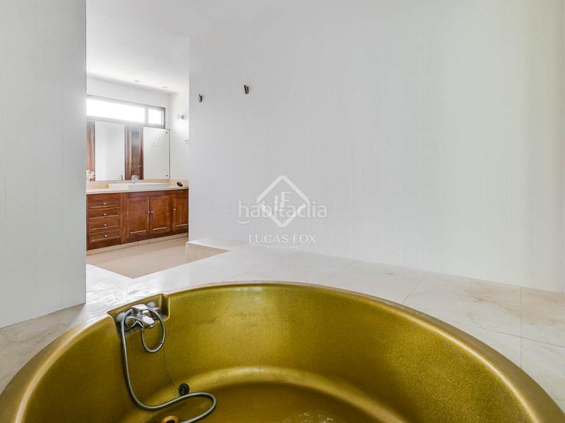 Foto f82eddaa-bf9c-4e09-9234-3201da83900d. Xalet amb piscina a urbanización La Moraleja La Moraleja