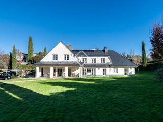 Chalet in Santo Domingo. Maravilloso chalet individual con impresionante jardín en urbani