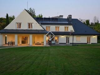 Xalet a Santo Domingo. Maravilloso chalet individual con impresionante jardín en urbani