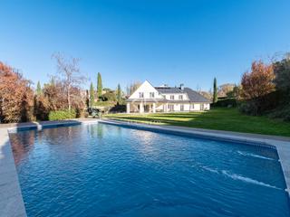 Chalet en Santo Domingo. Maravilloso chalet individual con impresionante jardín en urbani