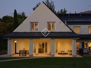 Xalet a Santo Domingo. Maravilloso chalet individual con impresionante jardín en urbani