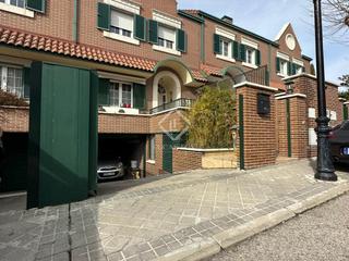 Chalet à Encinar de los Reyes. Casa de 4 dormitorios en venta en la moraleja, madrid