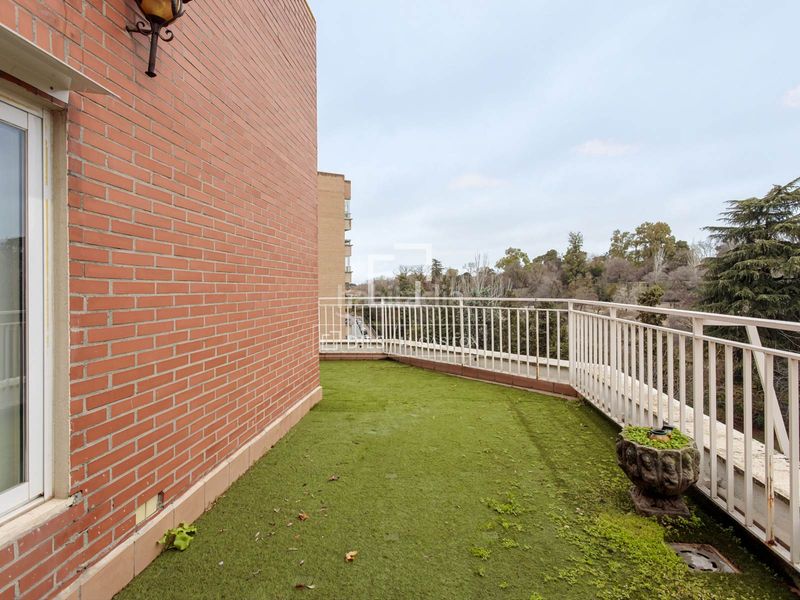 Ático luminoso con 2 dormitorios, terraza y excelentes vistas al retiro en venta en Jerónimos, en Madrid - Imagen 4