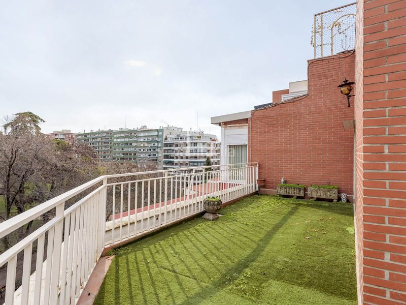 Ático luminoso con 2 dormitorios, terraza y excelentes vistas al retiro en venta en Jerónimos, en Madrid - Imagen 2