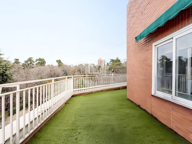 Ático luminoso con 2 dormitorios, terraza y excelentes vistas al retiro en venta en Jerónimos, en Madrid - Imagen 30