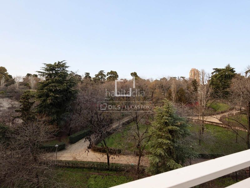 Ático luminoso con 2 dormitorios, terraza y excelentes vistas al retiro en venta en Jerónimos, en Madrid