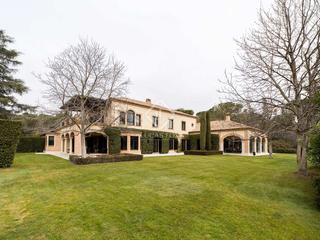 Chalet à Urbanización La Moraleja. Casa independiente sobre una parcela de 10.000 m en venta en la