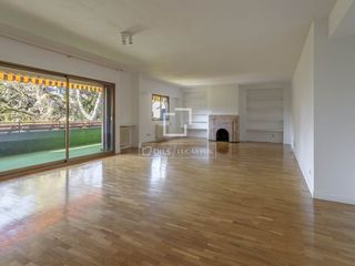 Rent Flat in Carretera del Plantío. Piso en excelentes condiciones de 6 dormitorios en alquiler en m