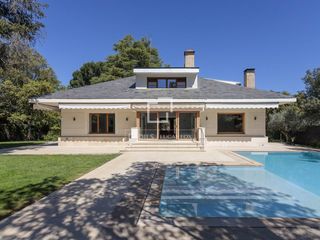 Miete Chalet in Urbanización La Moraleja. Casa  villa en excelentes condiciones de 6 dormitorios en alquil