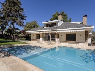 Location Chalet à Urbanización La Moraleja. Casa  villa en excelentes condiciones de 6 dormitorios en alquil