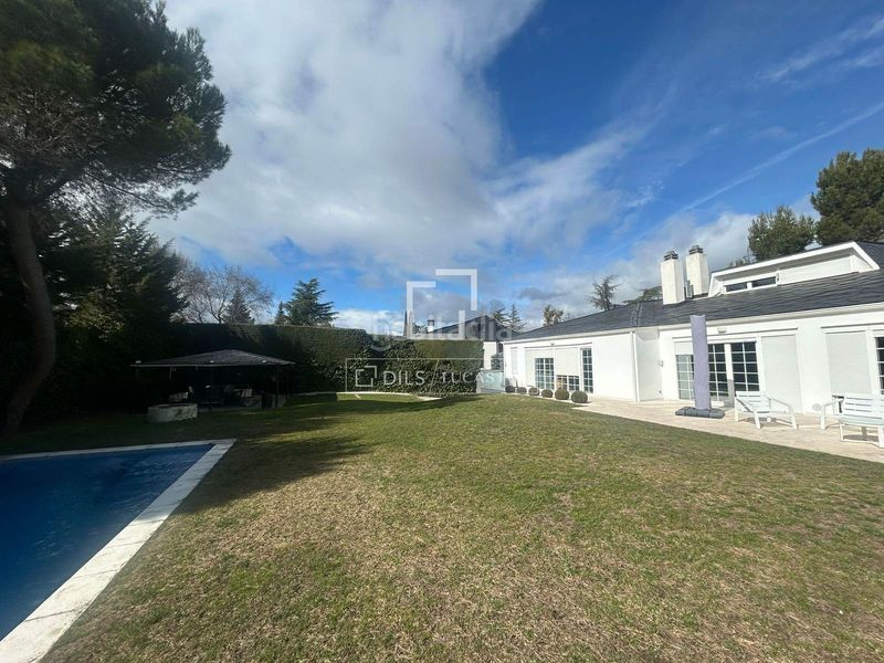 Foto 4060f72b-3a12-4c2a-b991-22864f984c34. Xalet amb piscina a urbanización La Moraleja La Moraleja