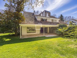 Chalet en Fuentelarreina. Exclusivo chalet pareado con parcela privada de 1.000 m en urban