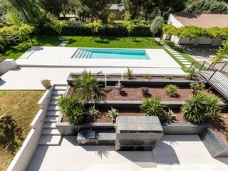 Xalet a Carretera del Plantío. Villa sostenible y de diseño de 6 dormitorios en venta en majada