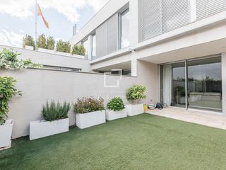 Location Chalet à Urbanización La Moraleja. Casa pareada en excelentes condiciones alcobendas, madrid.