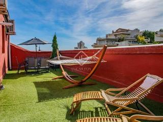 Appartement à Universidad-Malasaña. Ático en excelentes condiciones de 2 dormitorios con terraza de