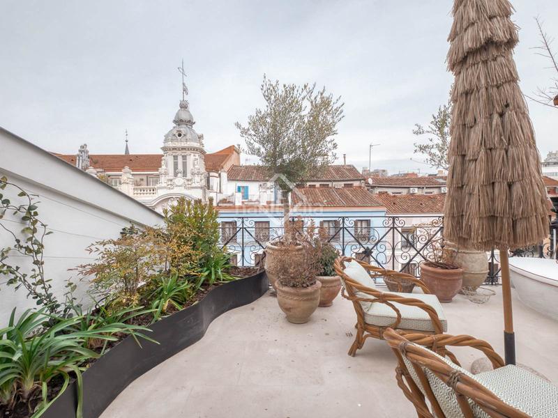 Foto 4259b5be-e632-4bf9-bf86-9d4d1892a76b. Ático fantástico ático de 2 dormitorios con 30m terraza en venta en palacio en Madrid