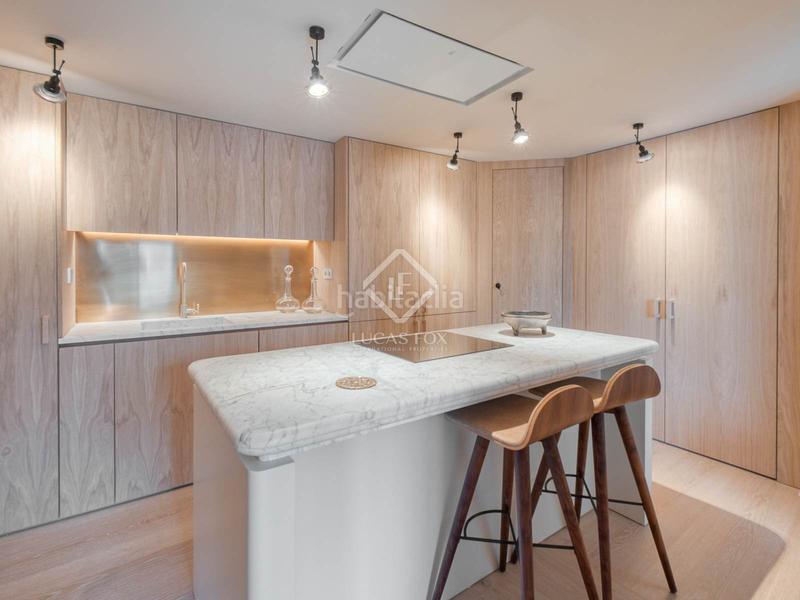 Foto f3013bdf-4a72-4389-bea4-fffb54428d9b. Ático fantástico ático de 2 dormitorios con 30m terraza en venta en palacio en Madrid