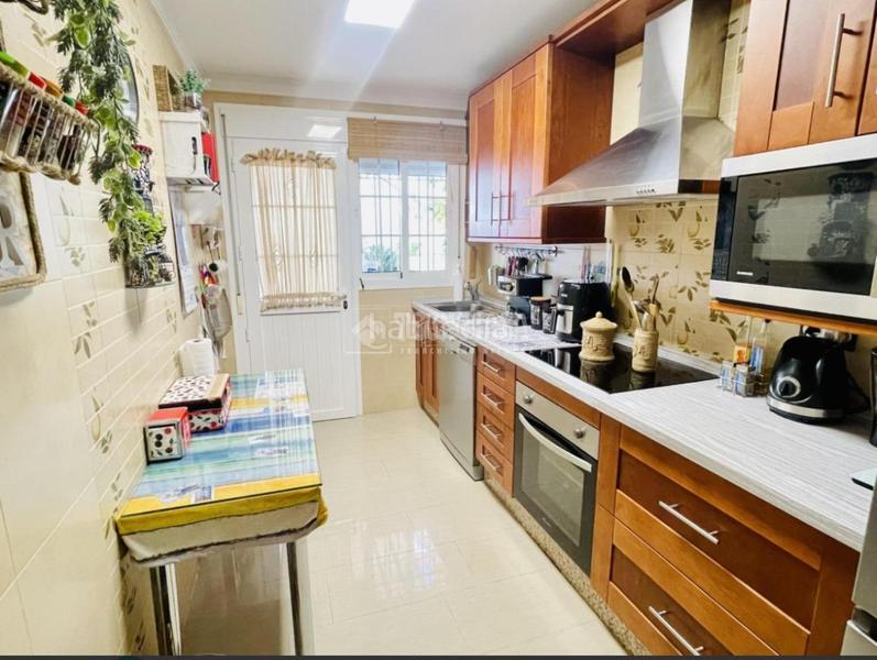 Foto a0fce5ae-8fe3-4b20-b65b-0de9dbd725a0. Casa aparellada amb aparcament a Mollina