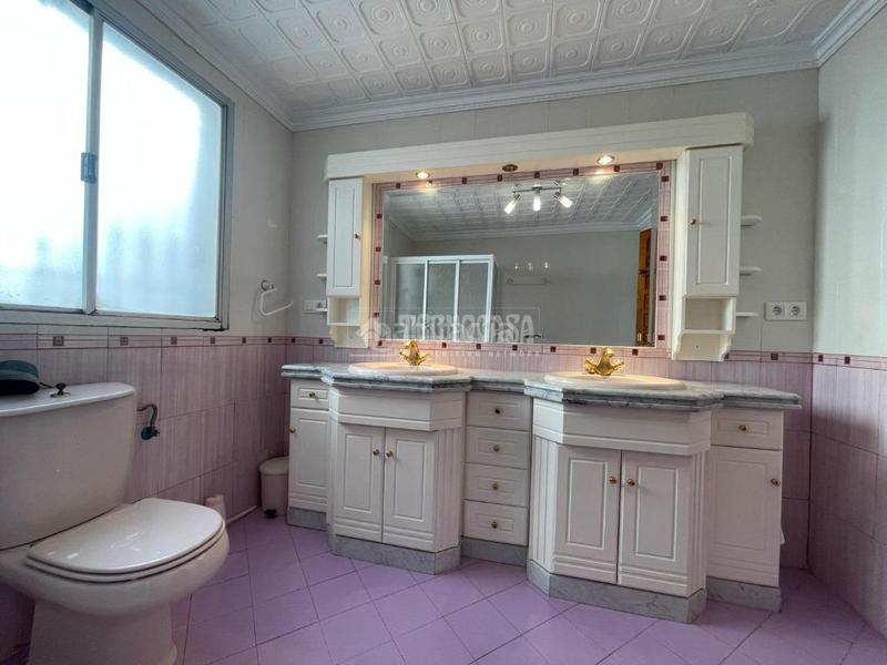 Foto fad42fa7-ec55-4919-9ff8-e86ec51d3dfc. Casa aparellada a Zona de la Vega Antequera