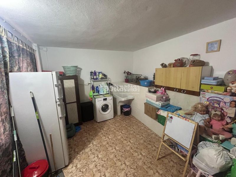 Foto ac286739-dab7-468d-9508-b92055216d56. Casa aparellada a Zona de la Vega Antequera