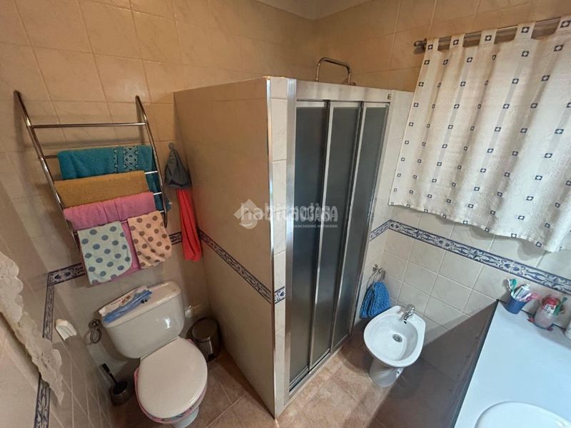 Foto d1aed5b5-b718-4dc1-931a-056c56a20904. Casa aparellada a Zona de la Vega Antequera