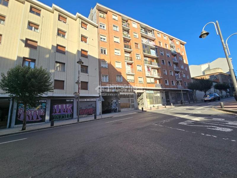 Foto bc833834-0dc2-4ef5-b74d-587387bd7496. Parking voiture dans Rekalde Centro Bilbao