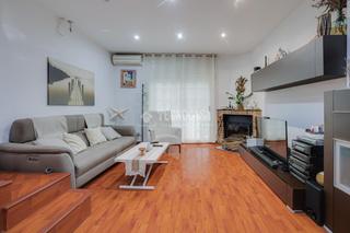 Casa aparellada a Centre. Casa en venta en sant boi de llobregat