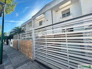 Casa aparellada a Nuevo Parque