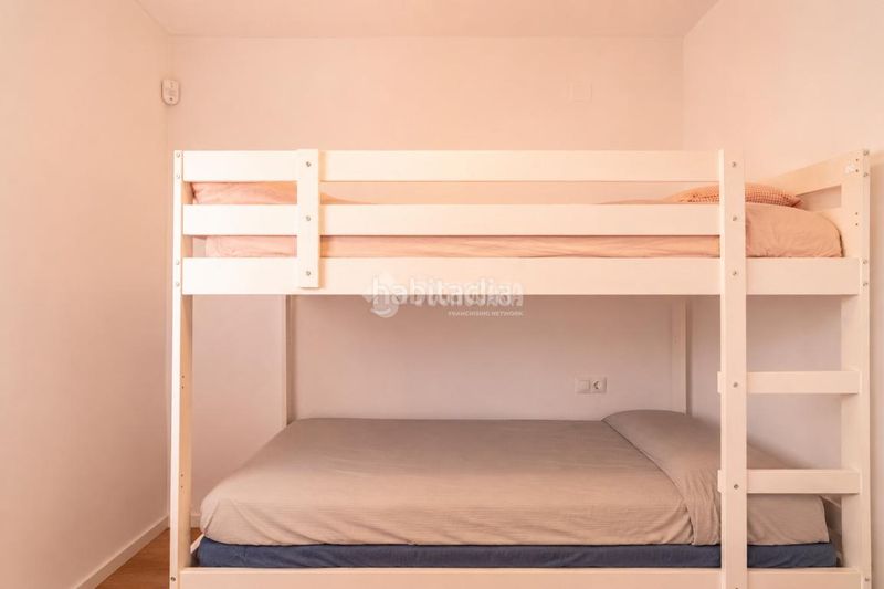 Foto b2ef315a-bd26-4f49-a061-e80b6741a57a. Casa aparellada a Haza Grande Granada