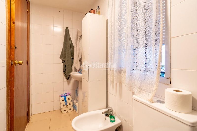 Foto f417070e-f701-4c5c-87d2-fb5fa92f1646. Casa aparellada a Haza Grande Granada
