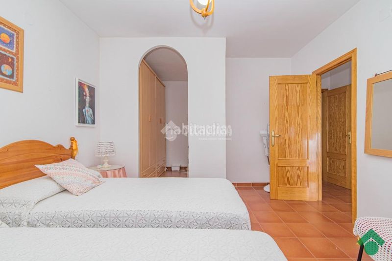 Foto 0042fb13-9dc7-4db5-8864-bf9db85d4547. Casa aparellada amb aparcament a Haza Grande Granada