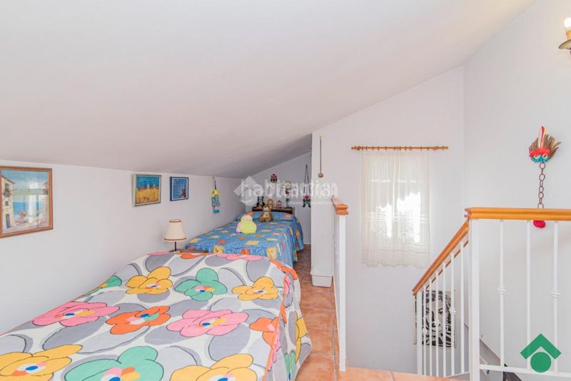Foto 3dfddd25-d286-4689-97e0-84b4315828e2. Casa aparellada amb aparcament a Haza Grande Granada