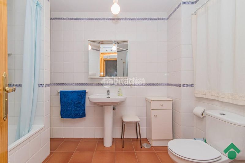 Foto 4df3280e-002e-467e-8080-9981f24bf799. Casa aparellada amb aparcament a Haza Grande Granada