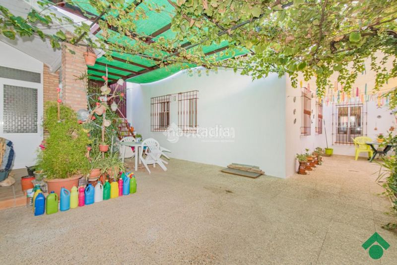 Foto af5513b9-6c55-4843-8461-47d733d23754. Casa aparellada amb aparcament a Haza Grande Granada