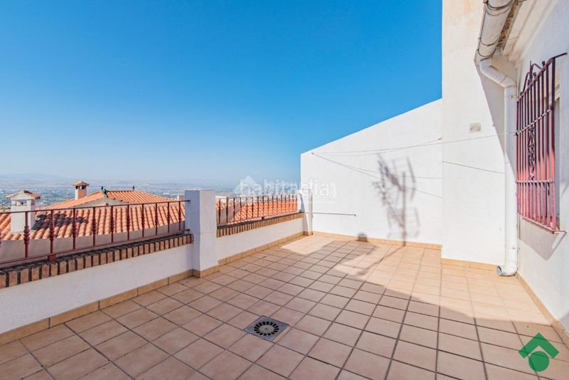 Foto c90ea53f-9f6a-4526-9971-827d2ae31534. Casa aparellada amb aparcament a Haza Grande Granada
