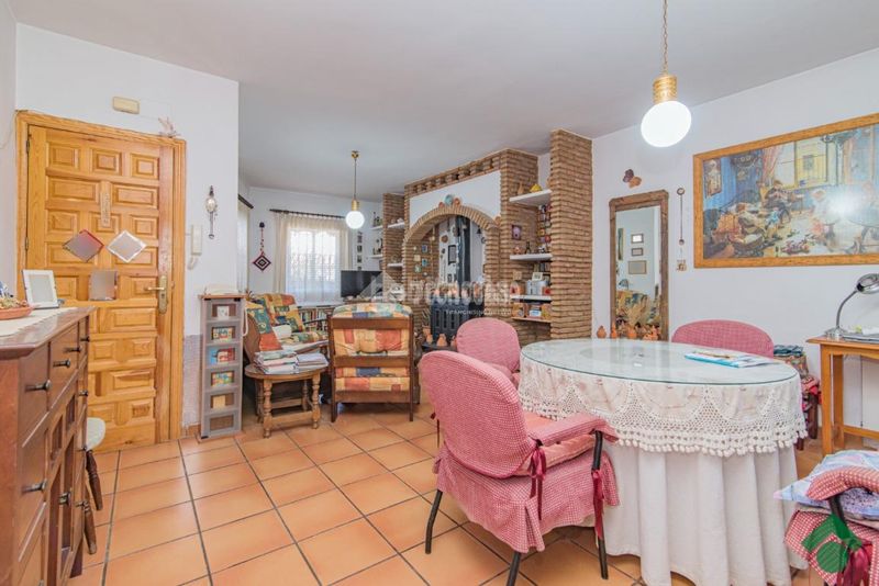 Foto e17a7507-d9bd-4e1b-b50d-83514ba1ef54. Casa aparellada amb aparcament a Haza Grande Granada
