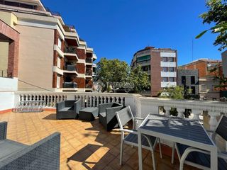 Casa aparellada a Guinardó. Casa en venta en barcelona