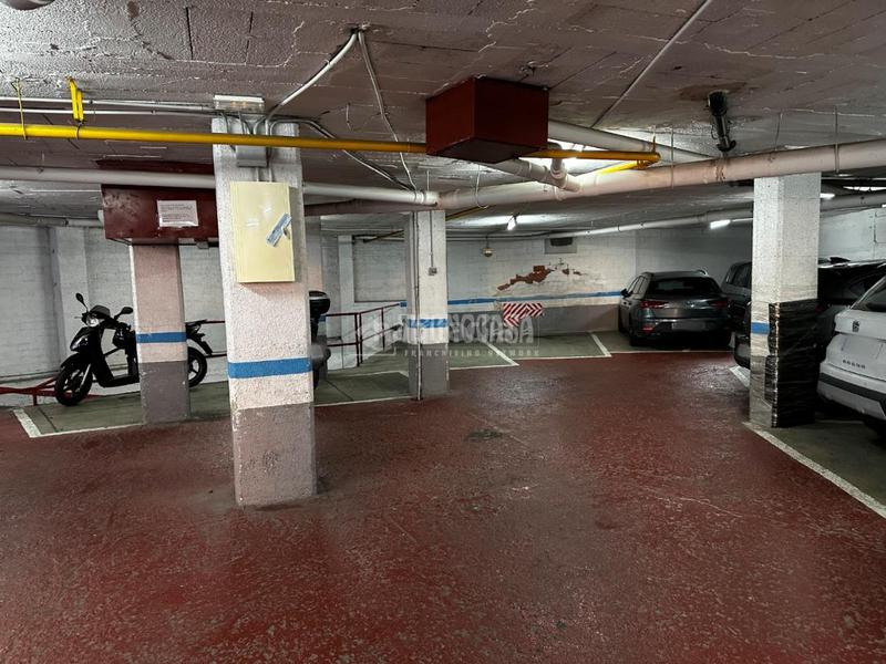 Foto 28e22b1f-5c0c-4cea-8453-1bfd26586f2e. Parking coche boxplaza de garaje en venta en Guinardó Barcelona