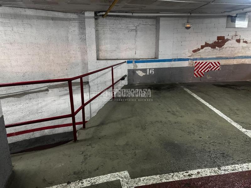 Foto 69a471dc-9c8b-405c-8fe2-f0698b3d2515. Parking coche boxplaza de garaje en venta en Guinardó Barcelona