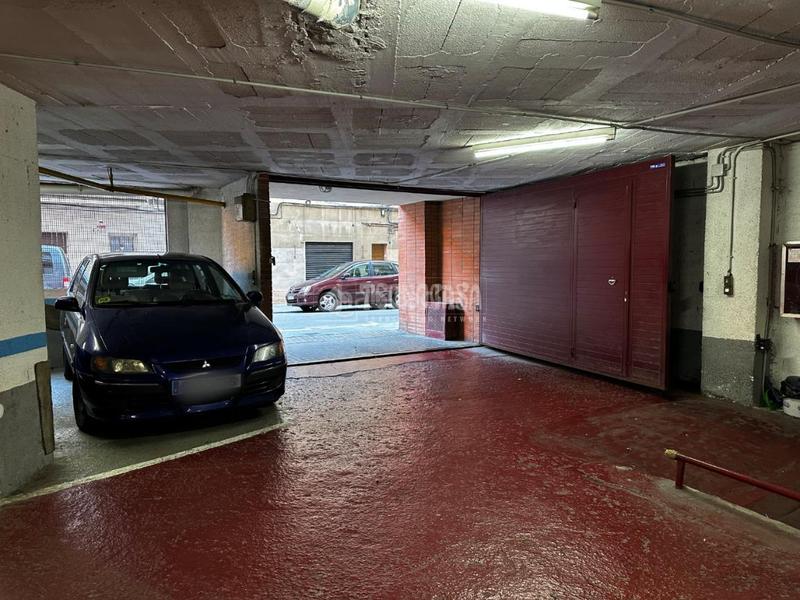 Foto b56f2a5d-945b-4336-bfce-65d16b4dc972. Parking coche boxplaza de garaje en venta en Guinardó Barcelona