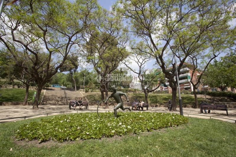 Foto f41d9f23-85da-45f5-9a40-f18157fd7ac6. Parking coche boxplaza de garaje en venta en Guinardó Barcelona