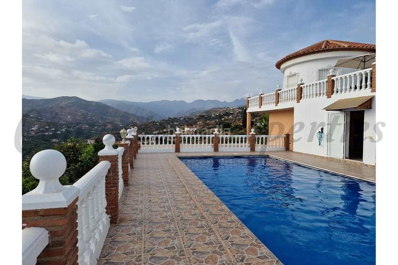 Foto a94768f9-44d5-49c3-88f0-d3135c97b34c. Casa amb calefacció aparcament piscina a Torrox pueblo Torrox